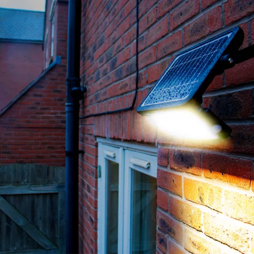 solar led flood with sensor 1080lm  ip65 10w  300x215x35mm